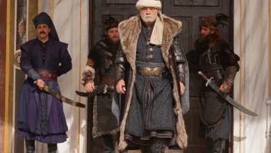 Evrenesoğlu Ali Bey, portrayed by Serdar Gökhan, stands in full armor, ready to fight in 'Mehmed Fetihler Sultani'