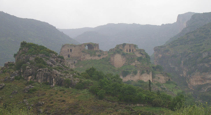 Bakras Kalesi surrounded by the mountains