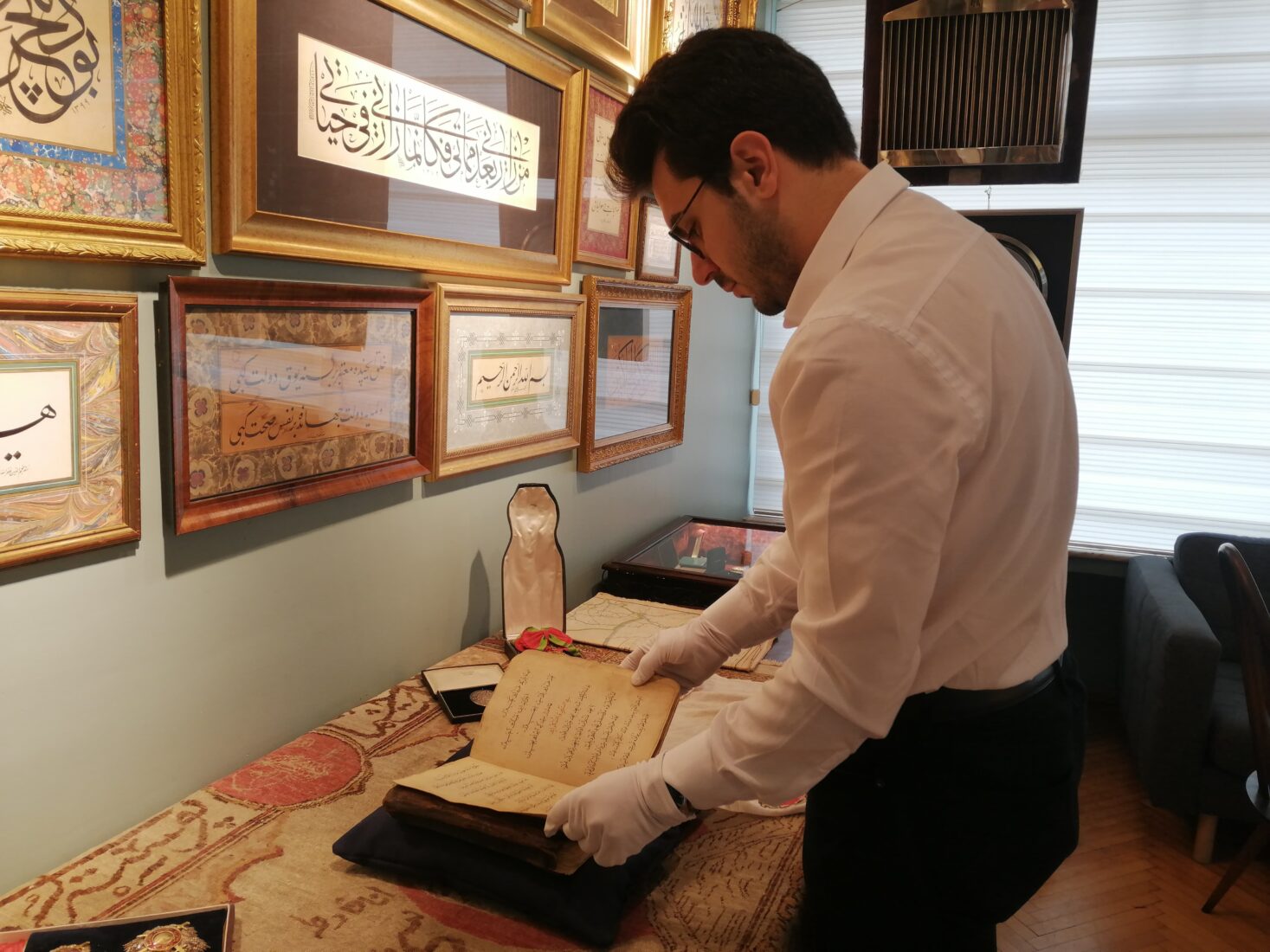 Should Yunus Emre’s 700-year-old 'Divan' be seized? Dispute over sale escalates in Türkiye 4 Should Yunus Emre’s 700-year-old 'Divan' be seized? Dispute over sale escalates in Türkiye