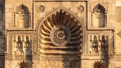 Facade of the Aqmar Mosque. The names of Ali and Muhammad are inscribed in the central medallion.